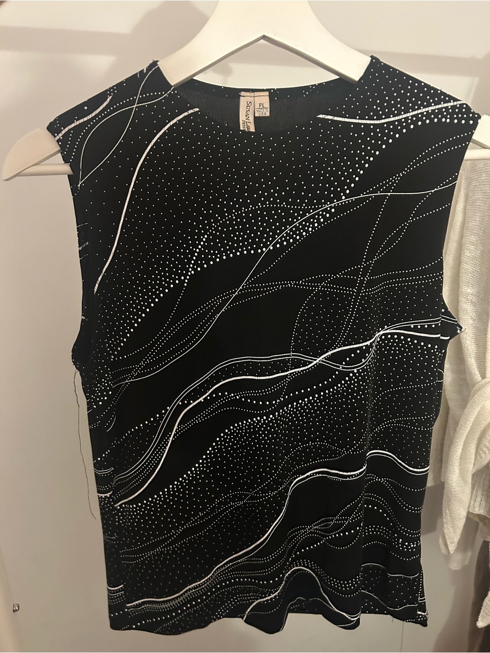 Sleeveless Black Wave-Print top